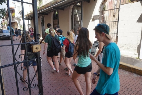 CSW High School Students set out for Scavenger Hunt in Casco Viejo